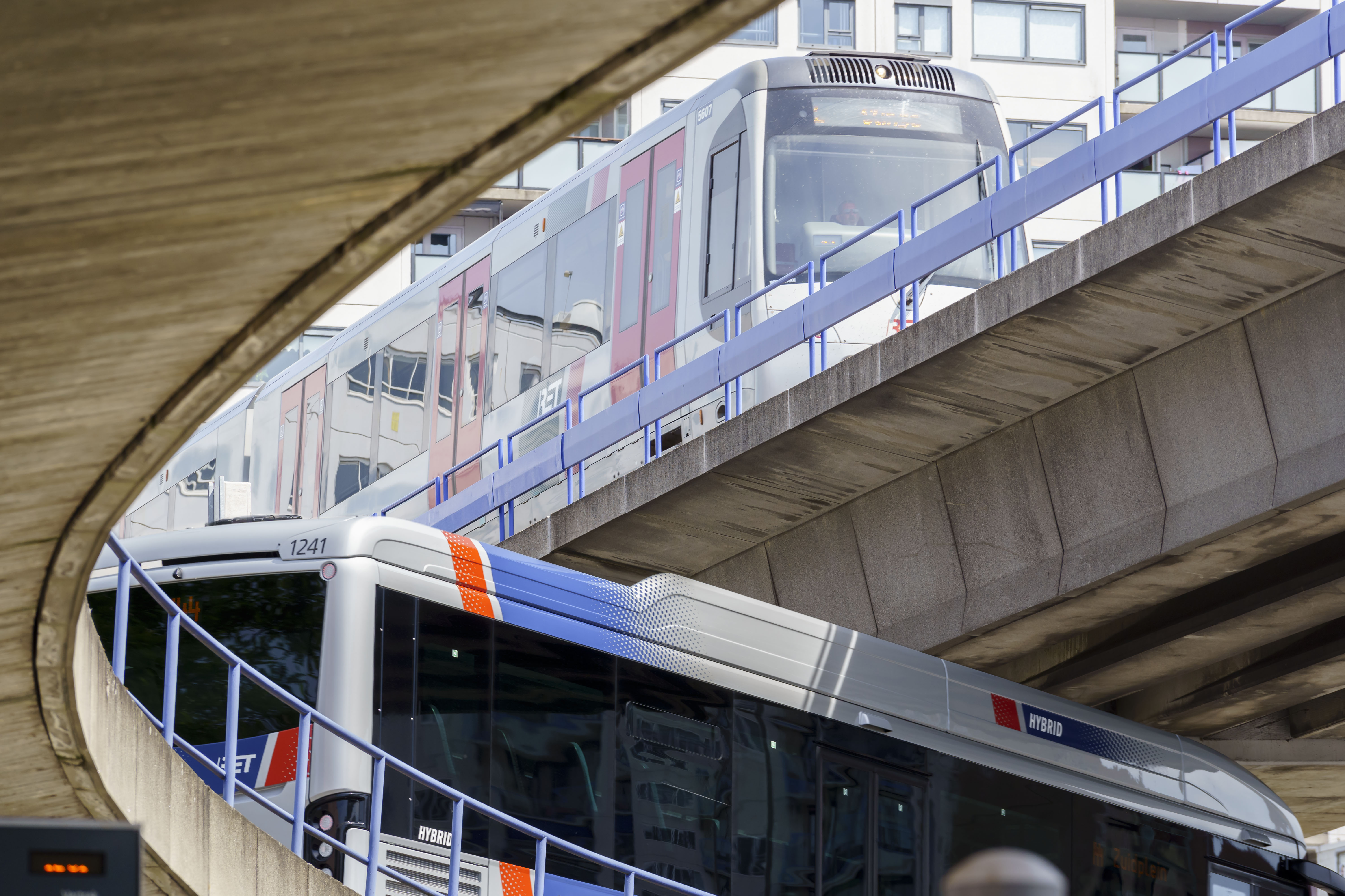 Hybride Bus en metro Zuidplein ®RKeus_2020